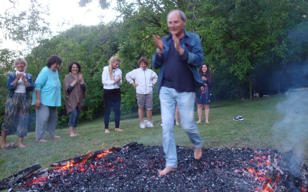 Camminata sul fuoco per prepararsi alla maturità