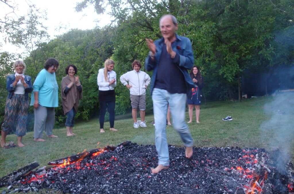 Camminata sul fuoco per prepararsi alla maturità