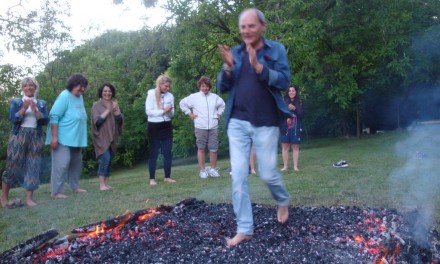 Camminata sul fuoco per prepararsi alla maturità