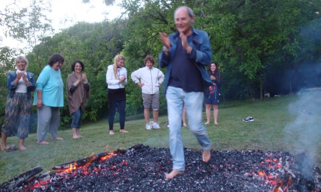 Camminata sul fuoco per prepararsi alla maturità